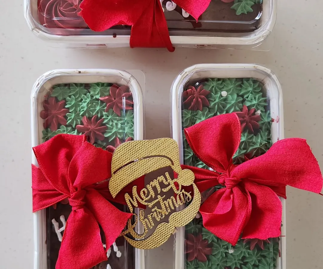 Getting into the festive spirit with my Christmas special rum cakes. Each mini loaf cake is soaked in rum, beautifully decorated, and packed with a bright red bow, making it a perfect holiday gift or a treat for yourself.