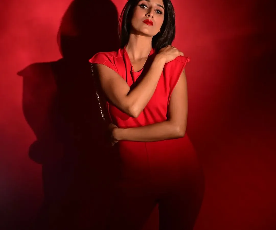 For this high-fashion shoot, I created a powerful monochromatic look with a classic red lip and sharp, clean skin. This style of editorial makeup is about making a bold statement and ensuring the model's confidence shines through.