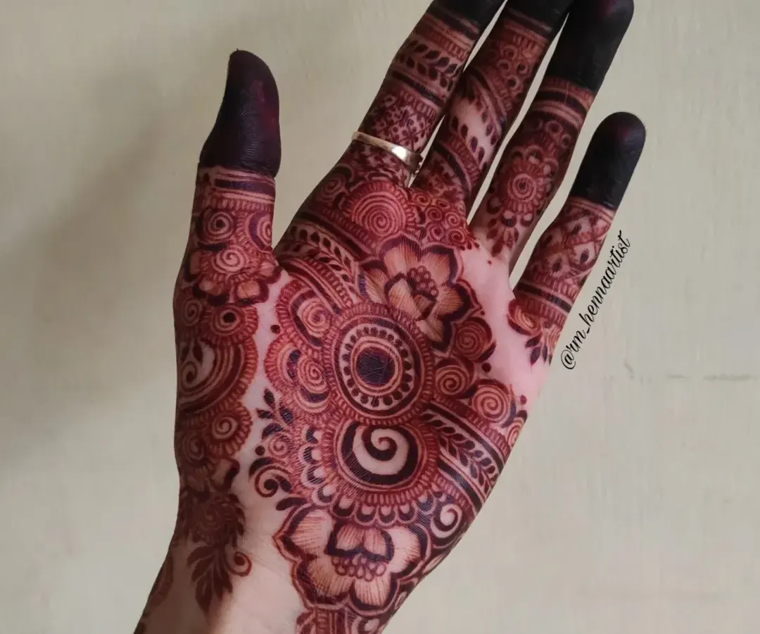 The final stain is everything. This is the gorgeous, deep reddish-brown colour you can expect from my 100% natural henna paste, with no chemicals at all.