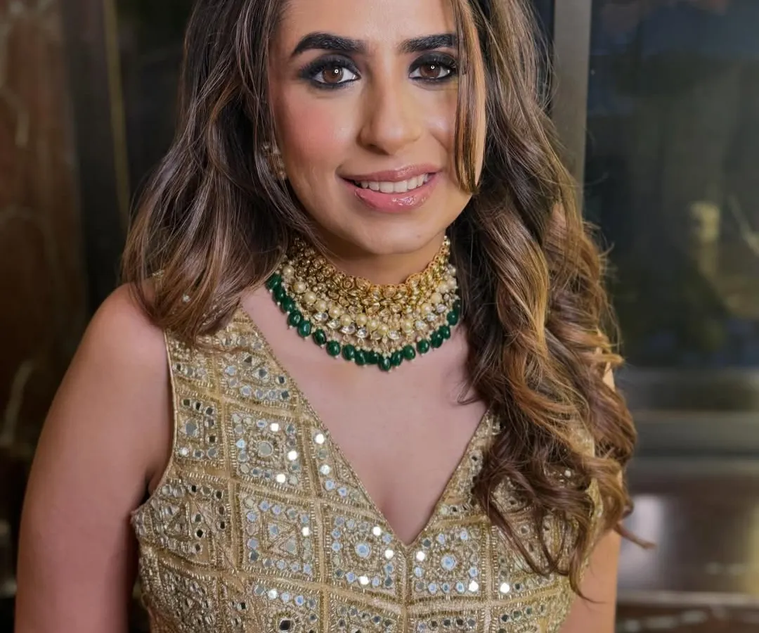 For a bold and captivating look, I specialize in the signature smokey eye. Here, I paired it with soft, open waves and a neutral lip to let the eyes be the main focus, creating a powerful look for an evening event or cocktail party.