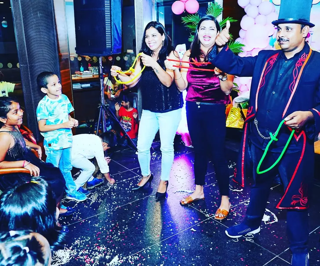 The best magic is when everyone gets involved. Here I am at a birthday party, getting some help from the adults for a linking rings illusion. The kids and grown-ups were all amazed. Maza aaya!