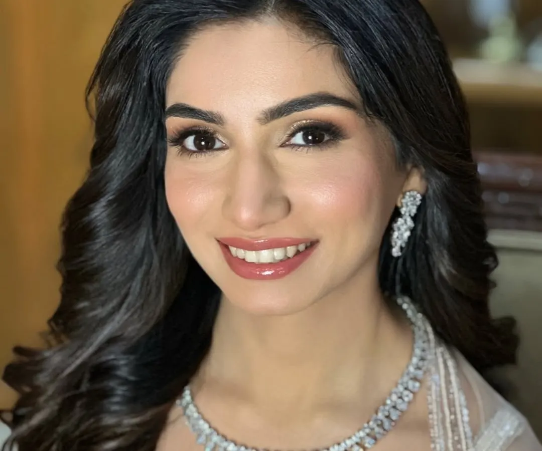 A perfect example of a soft and radiant Roka look. For this beautiful bride, I created a fresh, dewy base that lets her natural skin shine through, complemented by subtle eye makeup and a rosy lip. It’s elegant, timeless, and photographs beautifully.