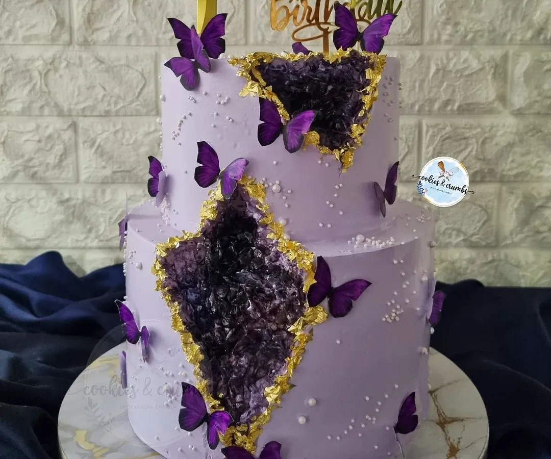 I am obsessed with how this two-tiered geode cake turned out. The rich purple, the sparkling crystal details, and the delicate butterflies make this a true showstopper for a first birthday, proving that even kids' cakes can be incredibly artistic.