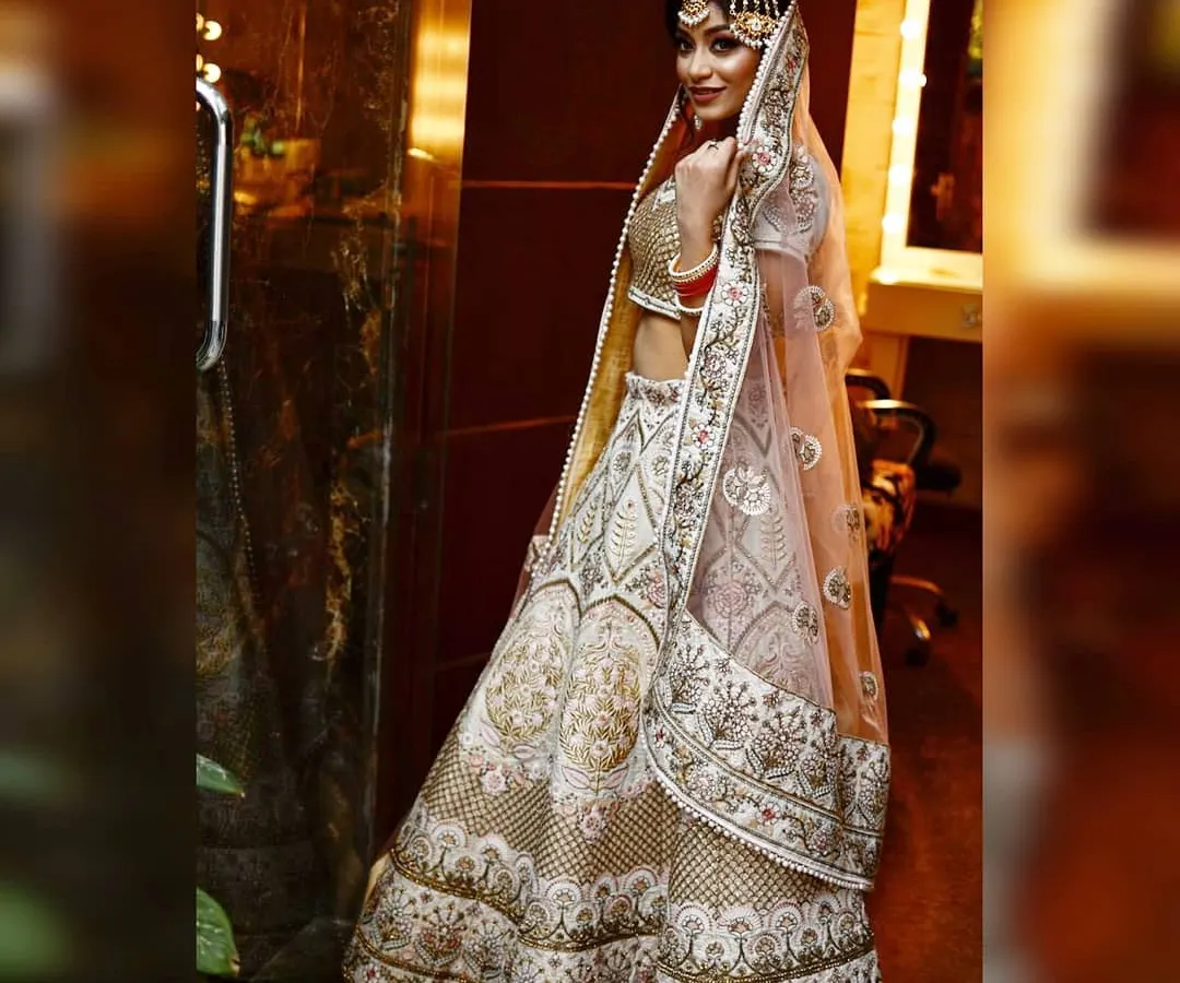 See how my rental jewellery brings the entire bridal look to life. This client is wearing a stunning Kundan choker and a matching passa, which perfectly complements her intricately embroidered lehenga. Renting allows you to achieve this complete, high-end look for your photos and main event.
