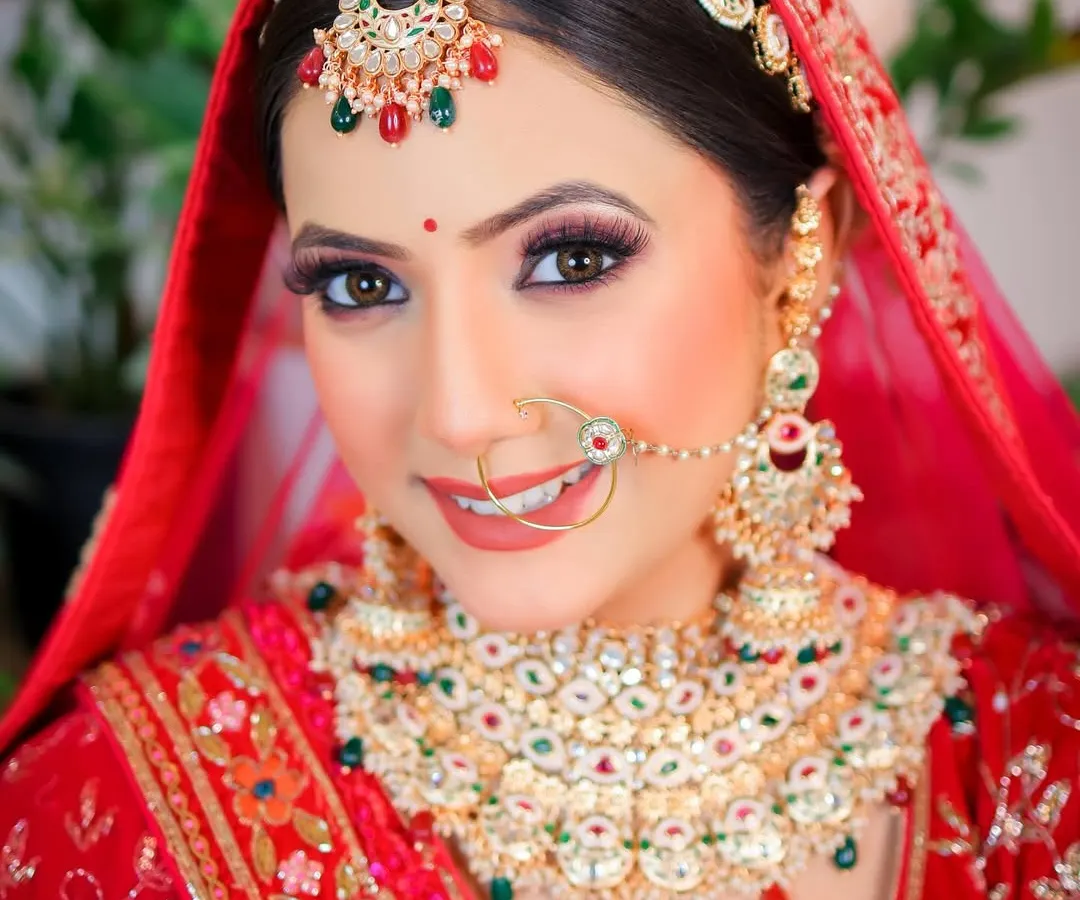 A classic bridal portrait where everything comes together perfectly. I work to make sure you feel comfortable, which brings out genuine smiles like this one. Notice the sharp detail on the intricate jewelry and the soft, flattering lighting that makes the bride glow.