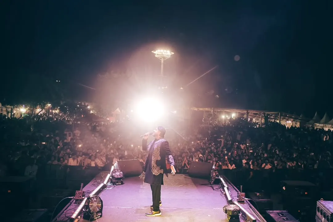Facing a sea of lights in my beloved Dilli. There is no feeling like connecting with thousands of souls at once through music. This is the energy we bring to every large-scale show.