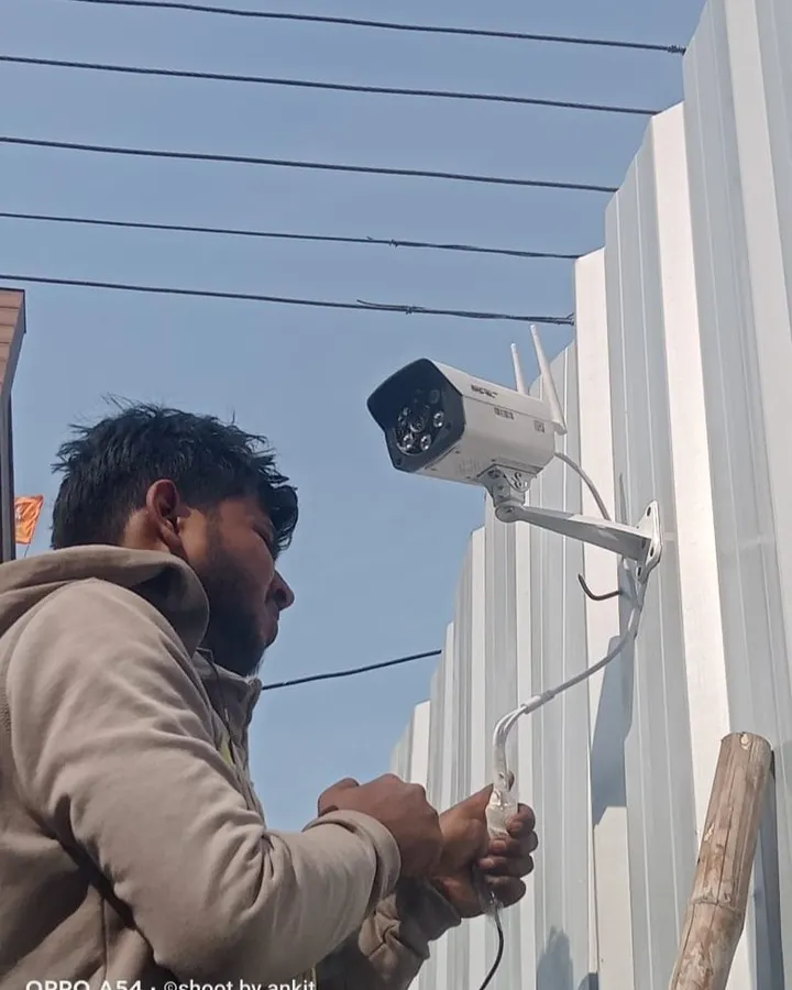 Here is one of our technicians installing a 4G SIM card-based outdoor bullet camera. This is a perfect surveillance solution for locations that don't have a stable internet or Wi-Fi connection, ensuring your property is always monitored.