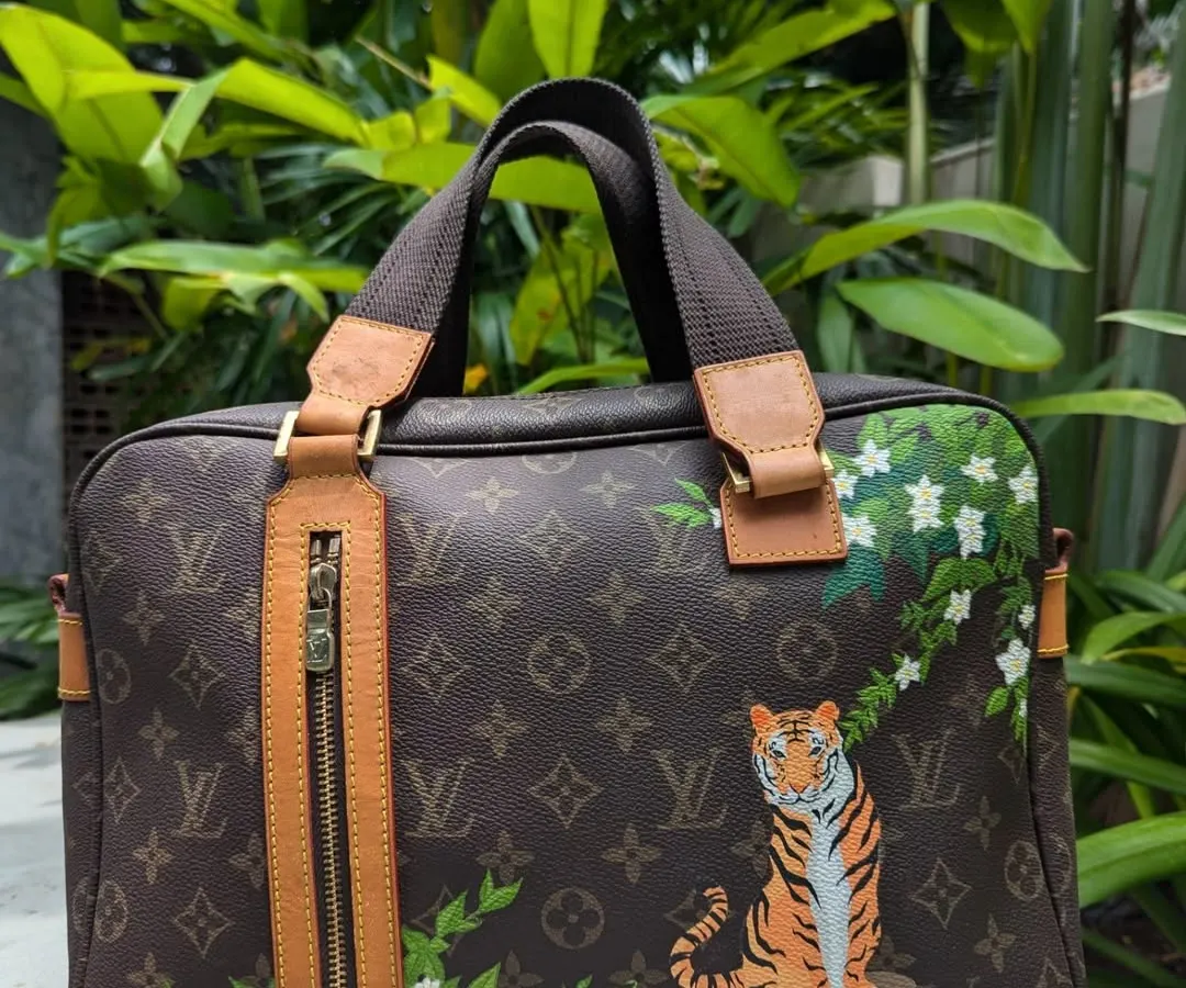 I transformed this 17-year-old LV messenger bag with a custom "Zen Tigress" design. The goal was to create a piece of original art that complements the classic monogram pattern.