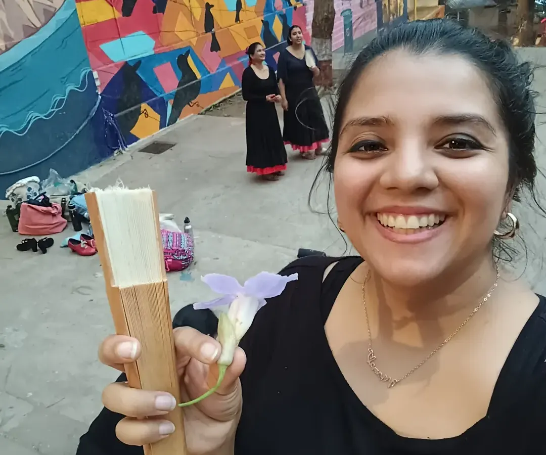 These small moments are what make our community so special. While rehearsing outdoors, a young girl gave me this flower after watching our 'abanico' or fan dance. It was a beautiful reminder that art creates connection, and it inspired me to share a little bit of Flamenco with her and the small crowd that gathered.
