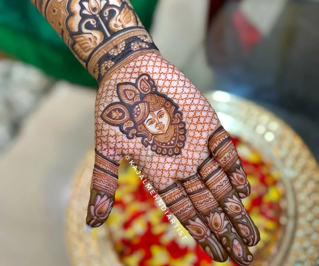 Bringing divine blessings to a bride with this intricate portrait of Shreenathji. It’s always a special feeling to create these spiritual designs, making the henna not just beautiful but also sacred. The fine lines and shading bring the deity to life on the palm.