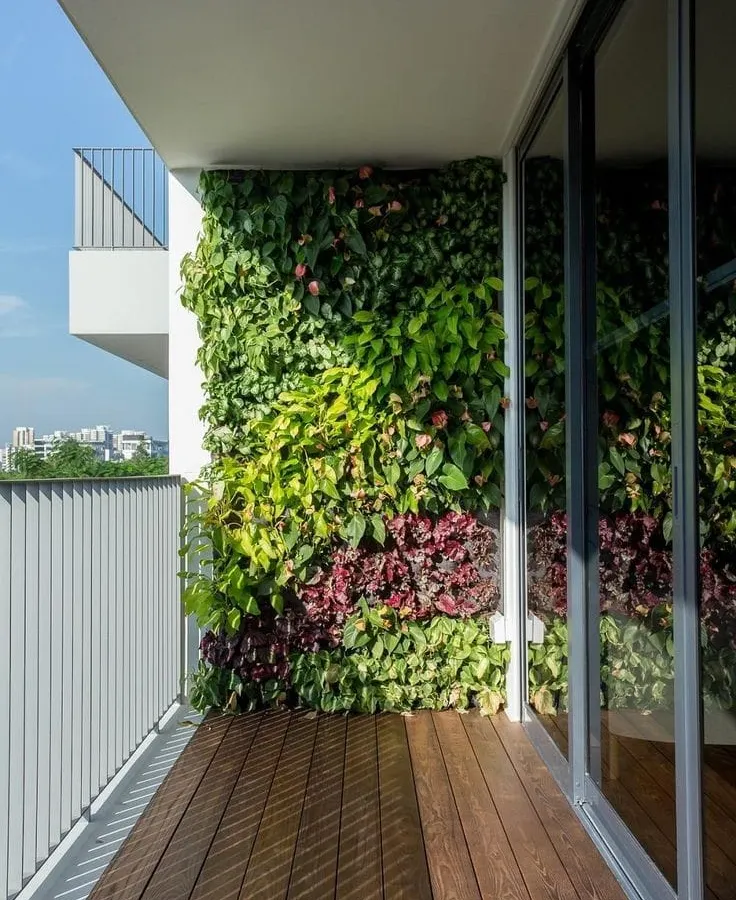 Go vertical! This is how we turn a simple apartment balcony wall into a breathtaking living feature. A vertical garden not only looks stunning but also maximizes your green space, perfect for city living.