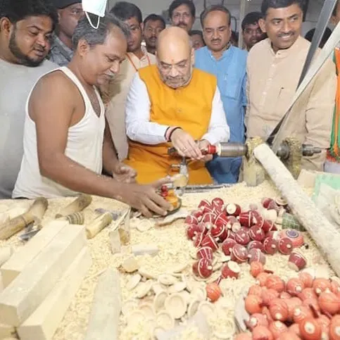 We were honored to host Home Minister Amit Shah, who took a keen interest in the wood-turning process. Here, one of our senior artisans guides him as he tries his hand at the lathe, connecting with the heart of our traditional Indian craft.