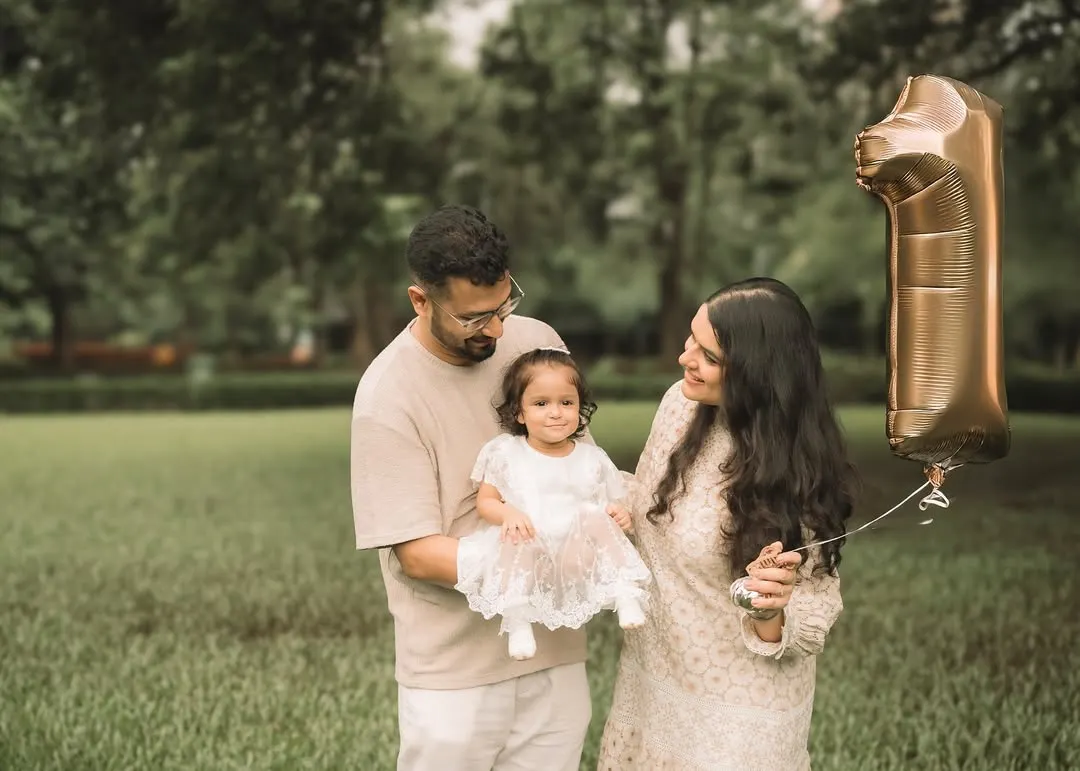 Celebrating a first birthday with the whole family in the great outdoors. I love using natural light and simple props like this '1' balloon to mark these special milestones.