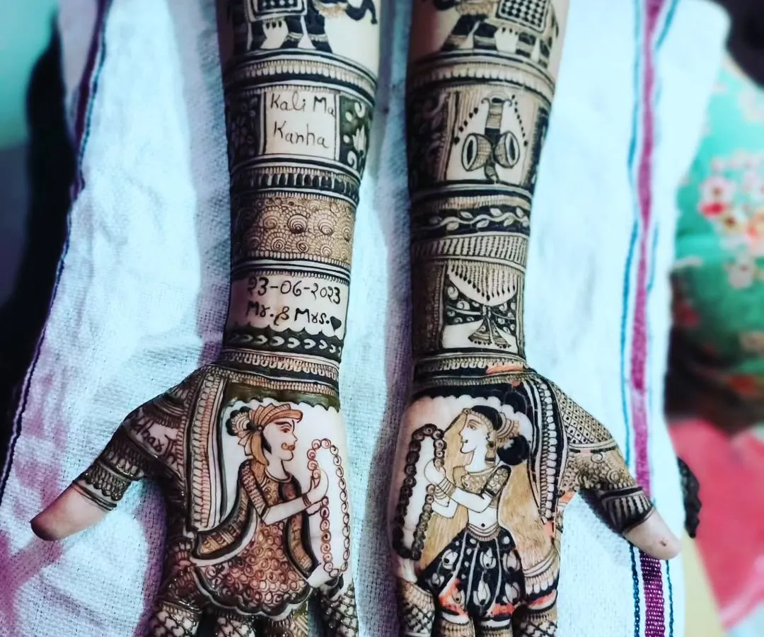 Here is a complete bridal and groom mehendi set that tells the couple's story. On one arm, we have the groom's portrait, and on the other, the bride's. We also included their names and wedding date to make it extra special. I can create similar personalized couple designs for your wedding anywhere in Mumbai or Pune.