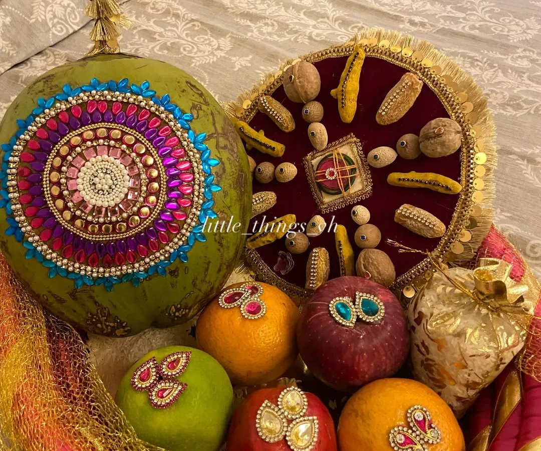 This is our modern take on the traditional 'Oti' blessing basket. It features a coconut decorated with intricate kundan work, alongside embellished fruits, all arranged to bring blessings of prosperity and abundance to the mom-to-be or new bride.