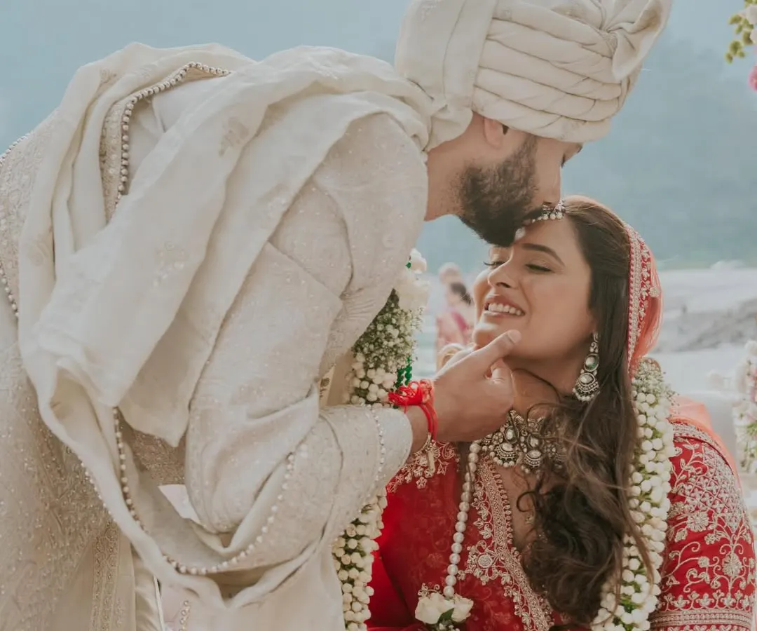 A quiet moment of love in the heart of Rishikesh. For this destination wedding by the Ganga, I created a fresh, soft bridal look that felt as serene and beautiful as the surroundings.
