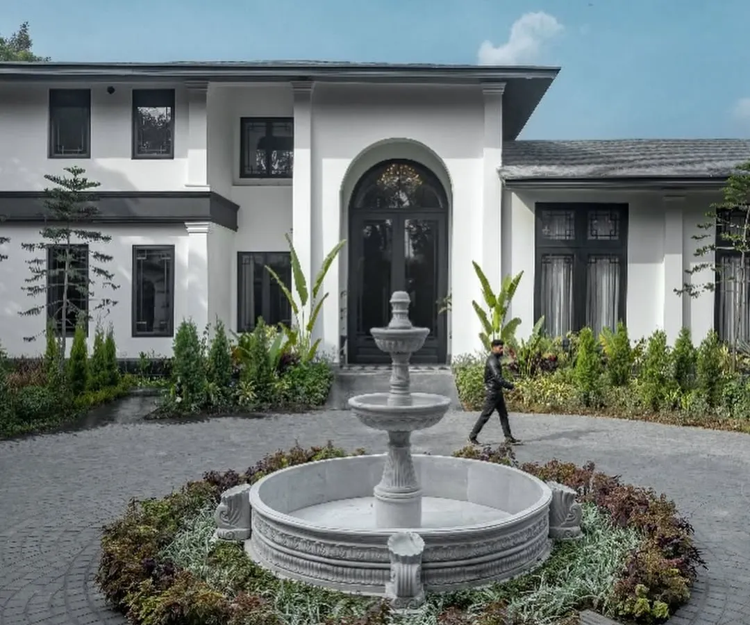 The arrival at the House of Verandahs sets a tone of timeless grandeur. We designed this formal entrance with a classic fountain and symmetrical landscaping to create a powerful sense of place, reinterpreting colonial planning for contemporary life.