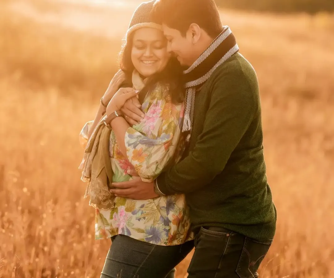 I believe the best light for capturing love is the sun's golden farewell. This intimate moment between an expecting couple, wrapped in the warm glow of sunset in a quiet field, is the kind of timeless, romantic memory I strive to create.