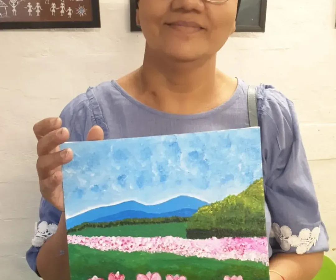 This is my brave student Anju, who discovered painting for the first time during her radiation therapy. Her courage to embrace a new hobby during such a challenging time is a true inspiration. Art became her companion for healing.