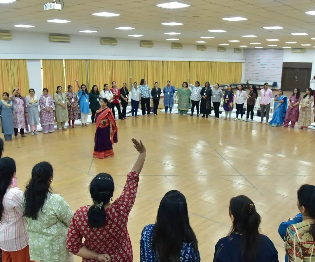 This is the heart of my workshop, a circle of connection. Here, we create a safe and joyful space where everyone, from teachers to parents to managers, can practice the art of active listening and shared experience.