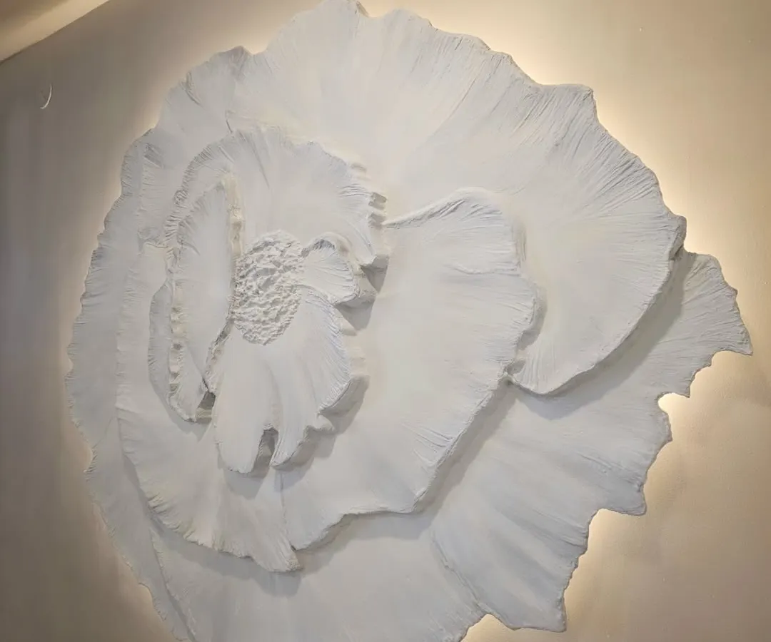 We created this massive 3D floral installation under a tight 4-day deadline for a client's housewarming. Weighing over 40 kgs, this piece is a testament to teamwork and our commitment to turning impossible challenges into beautiful art.