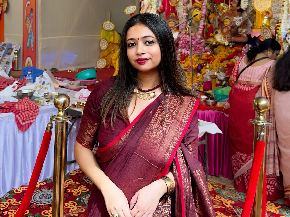 For me, festive dressing is all about embracing our traditions. Here I am, soaking in the Durga Puja vibes in a classic maroon cotton Benarasi saree, showing how traditional wear can be both elegant and powerful.