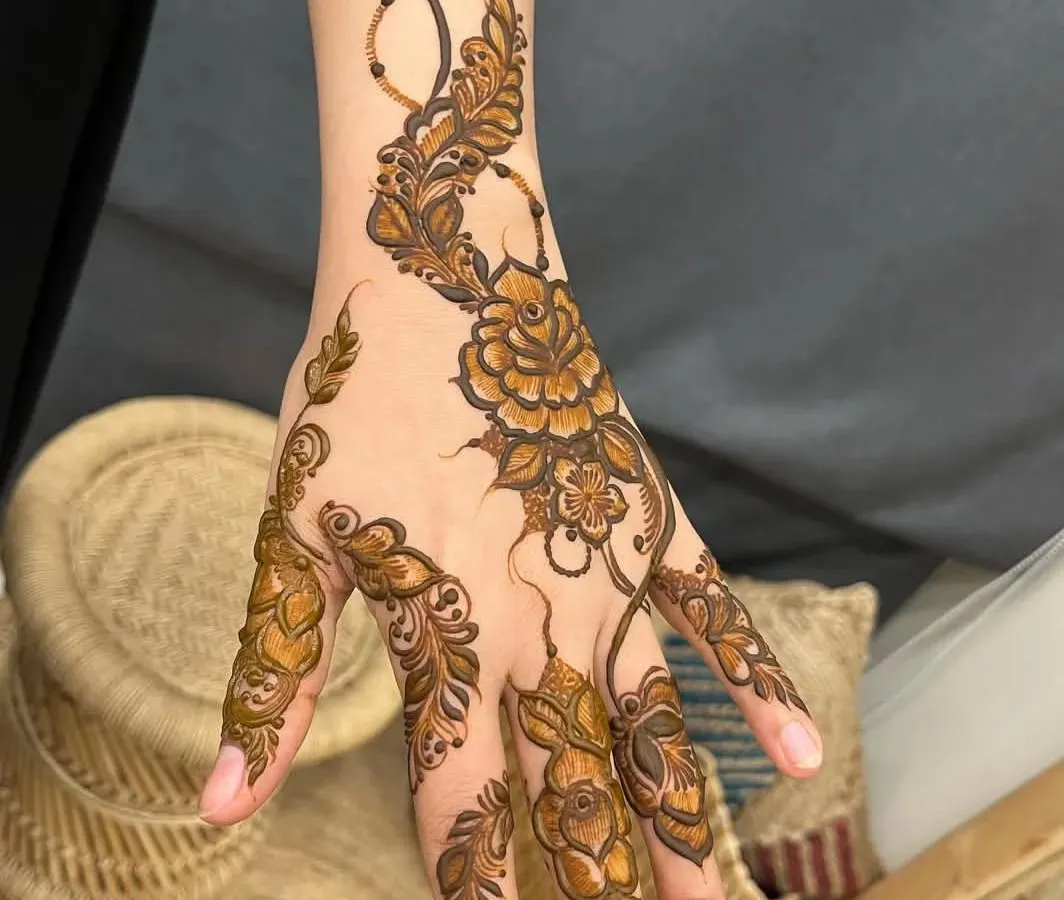 I love the elegance of a modern Arabic mehendi design. This flowing floral vine is perfect for a party guest who wants a design that is both bold and beautiful.