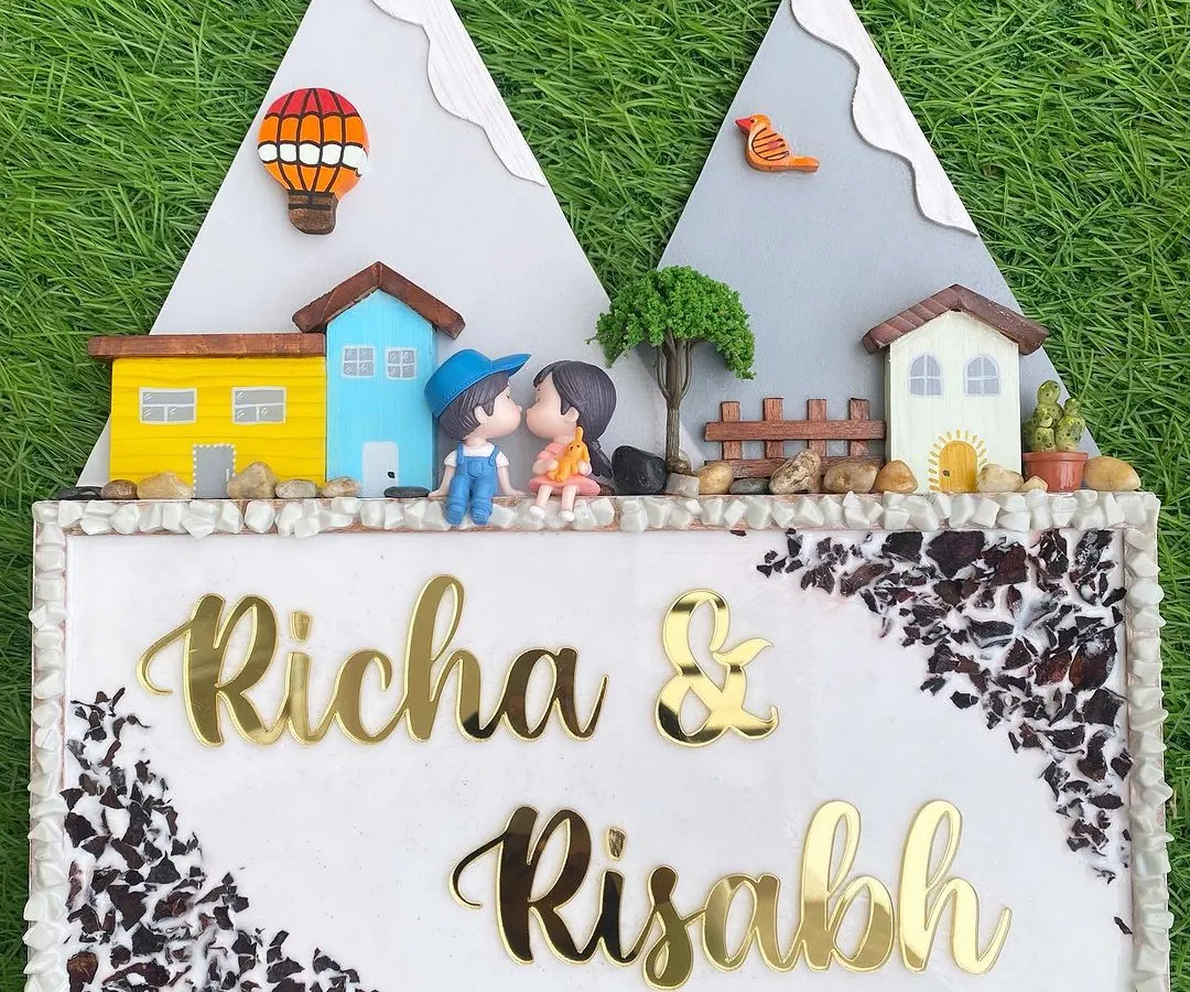 This nameplate holds a beautiful story. I preserved the petals from this couple's wedding garlands in resin, creating a sparkling border around their names. It’s a unique way to turn a housewarming gift into a cherished keepsake, blending memories with mountain and hot air balloon miniatures.