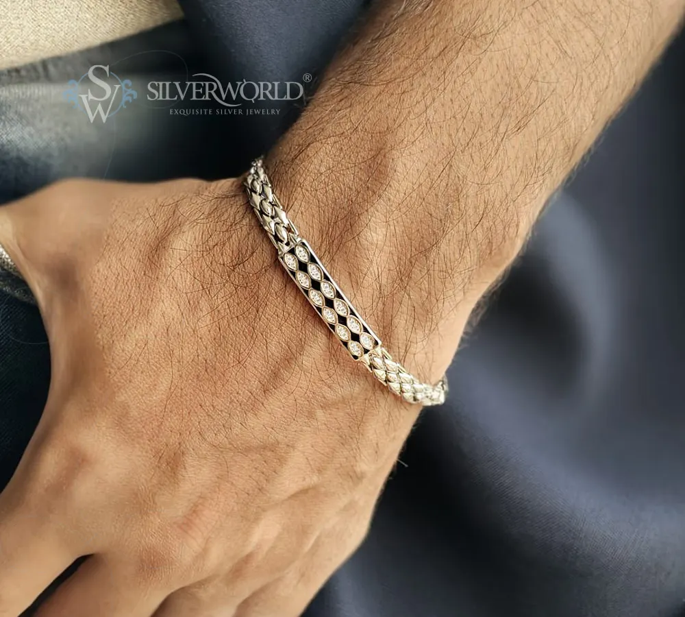 Our diamond-cut centerplate bracelet offers a refined edge. The intricate texture on the plate is designed to catch the light, adding a subtle yet confident flash to your wrist. It's a lightweight and effortlessly stylish sterling silver piece.