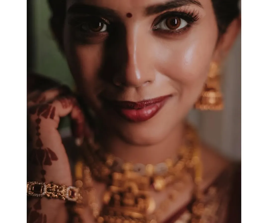 The quiet moments of a bride's anticipation are pure poetry. This is a classic South Indian bridal portrait, focusing on the intricate temple jewellery and the serene glow of the bride before her Muhurtham.