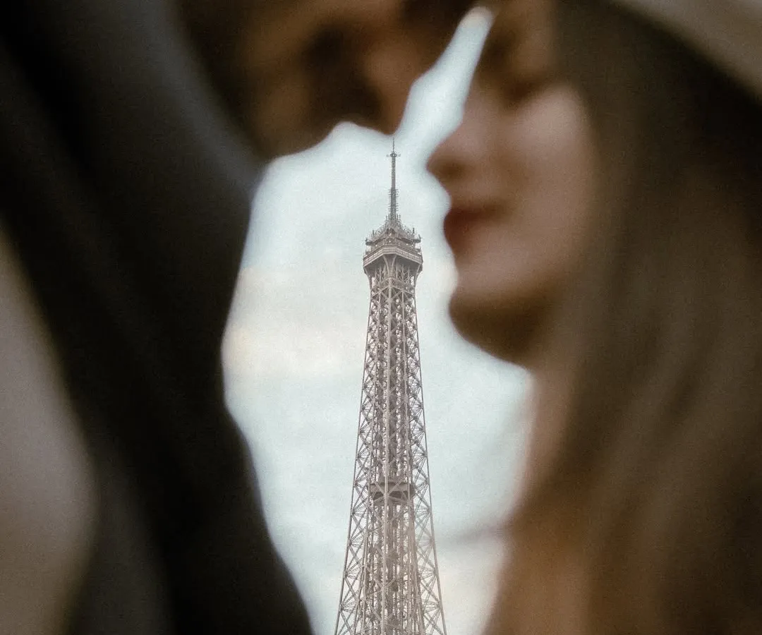 A moment of pure romance in Paris. We love finding creative ways to frame your love, like this intimate silhouette of Meet and Tisha with the Eiffel Tower, turning an iconic landmark into a personal part of their story.