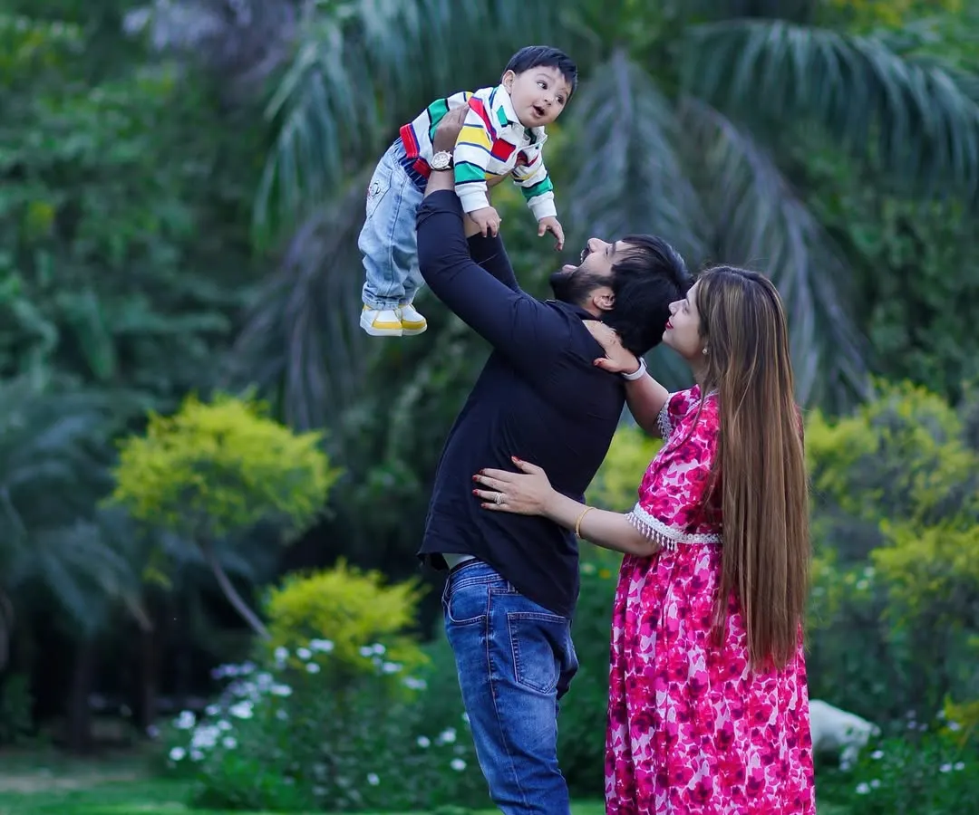 There's pure magic in the simple moments. An outdoor session like this one, set against the greenery of a park, allows for so much natural fun and laughter. Lifting your little one up to the sky is a classic memory I love to freeze in time.