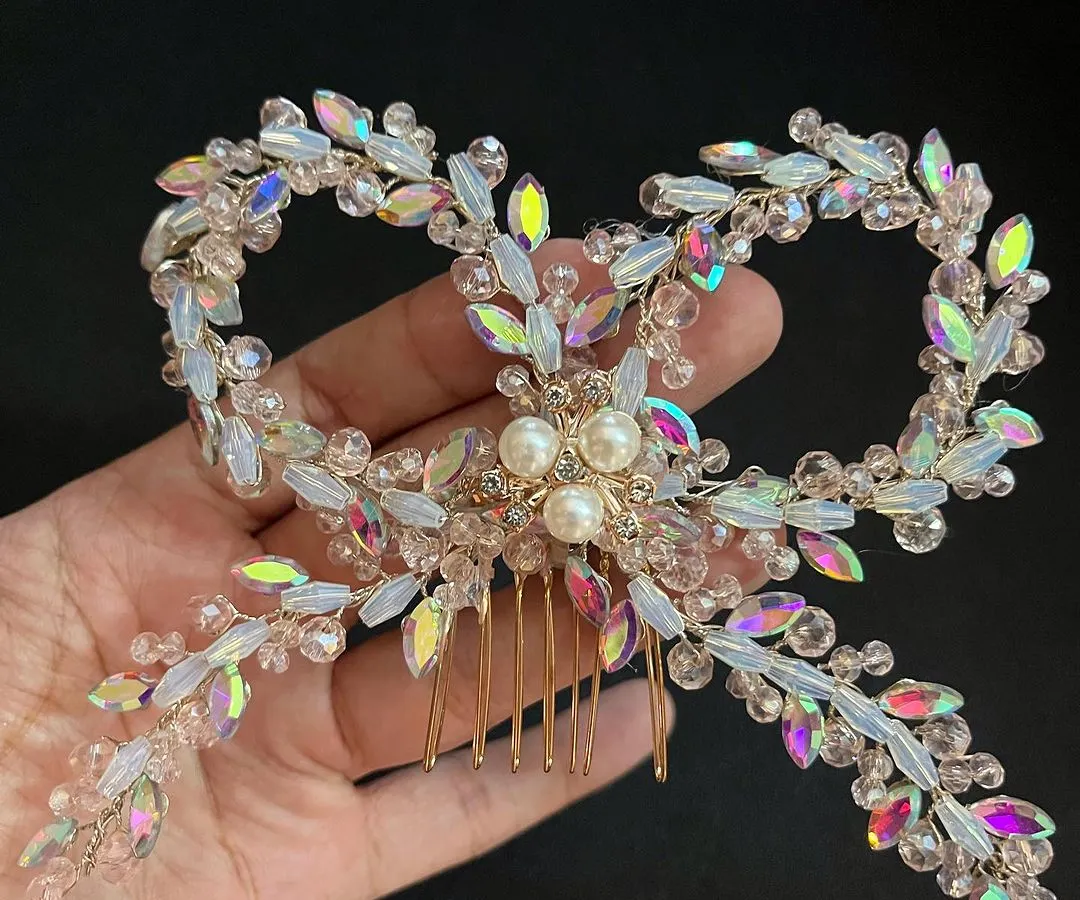 For my brides who love a bit of drama and sparkle, this crystal bow comb is a total showstopper. The way it catches the light is just magical, perfect for your reception or cocktail look.