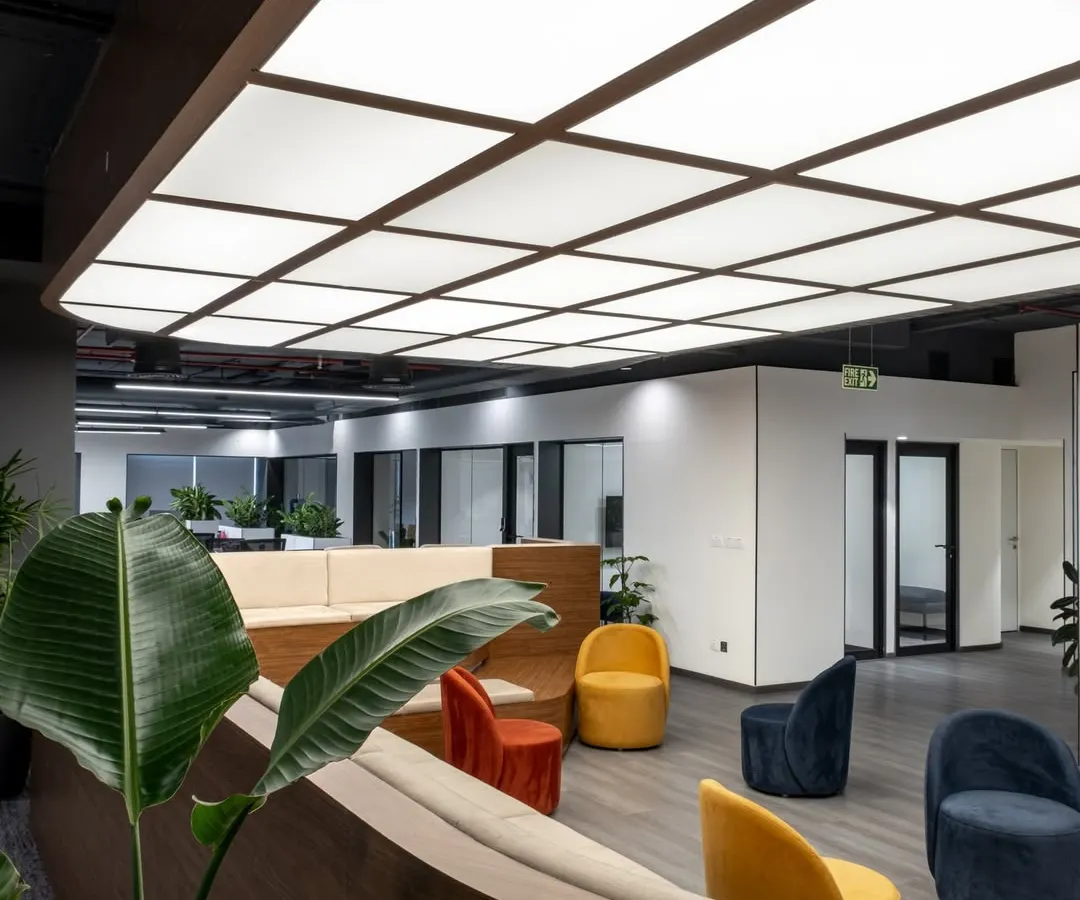 For this modern office, I designed a breakout area illuminated by an artificial skylight that mimics natural daylight. The goal was to create a serene, open-air atmosphere that inspires connection and creativity, proving that workspaces can be both functional and uplifting.