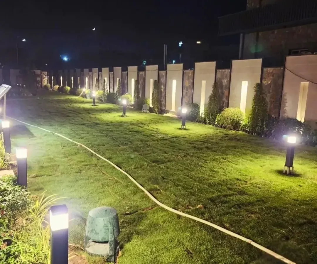 Here is the stunning result of a large-scale lawn renovation, beautifully illuminated at night. Our team works efficiently to install premium turf rolls, creating an instantly lush and elegant landscape suitable for farmhouses and commercial spaces.