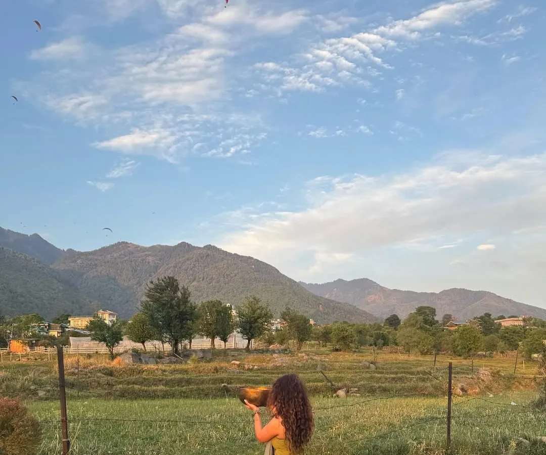 A moment of surrender and gratitude with a sound healing bowl during our Haven Retreat in Bir Billing. We use sound therapy to help you connect with nature and find your inner peace.