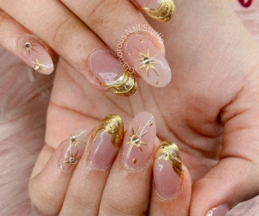 For those who love to shine, we created this celestial-inspired set. It features a sheer nude base adorned with sculpted gold swirls, radiant starbursts, and carefully placed rhinestones for a look that is pure luxe and glamour.