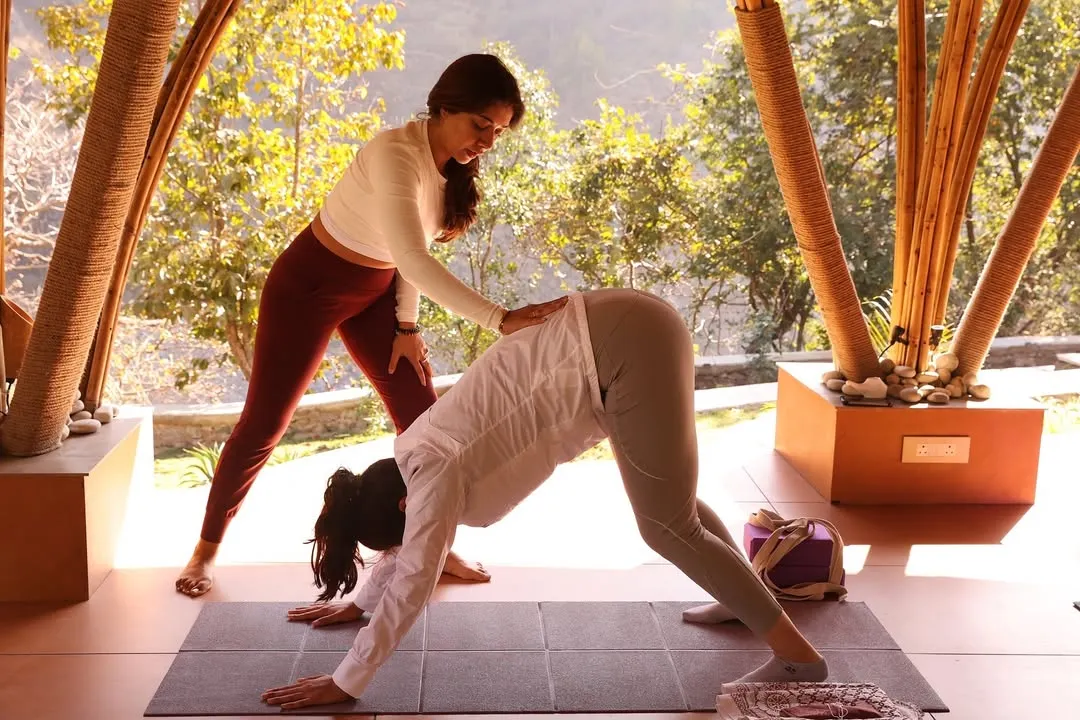 In my classes, I provide hands-on adjustments to help you safely explore the alignment of each asana. This gentle guidance ensures you can deepen your posture, like this Adho Mukha Svanasana (Downward-Facing Dog), while protecting your body and encouraging the free flow of prana. Your safety and progress are my priorities.
