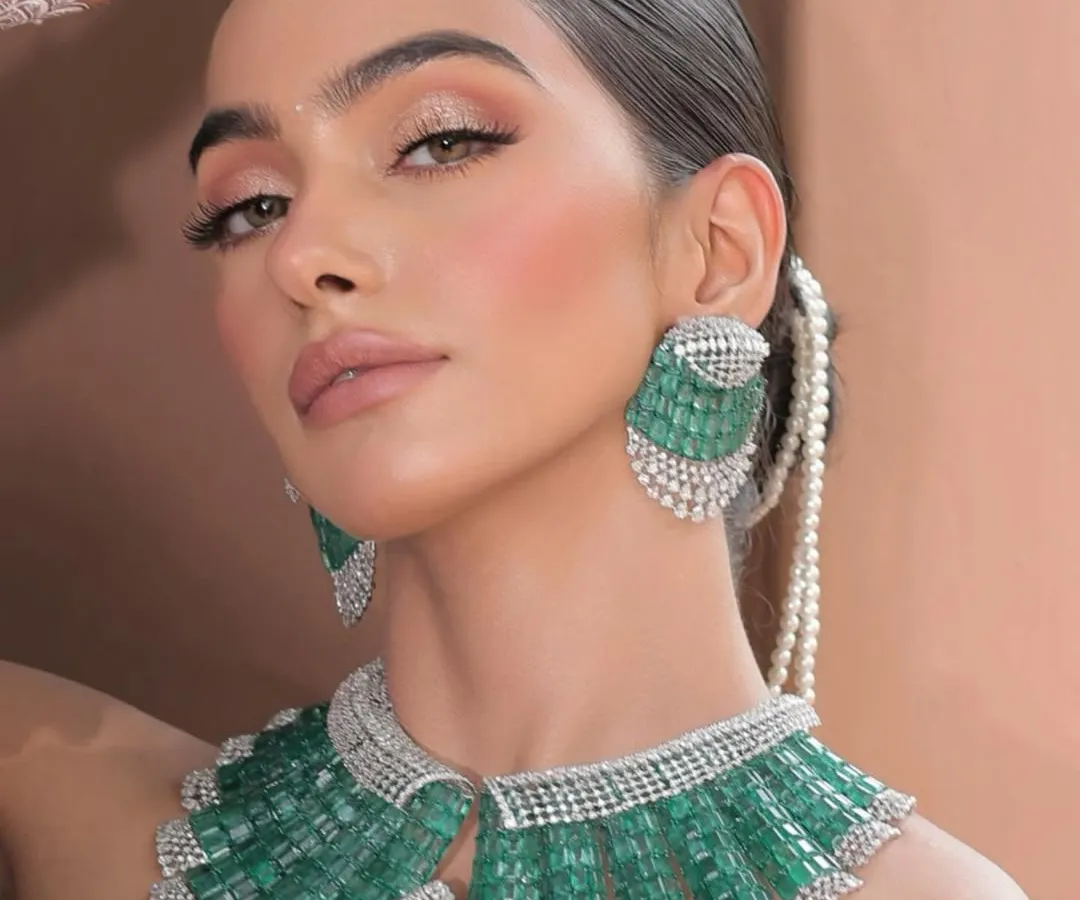 For the bride who dreams of softness and elegance. This look is about creating a still frame that breathes emotion, with skin like silk and eyes that hold stories.