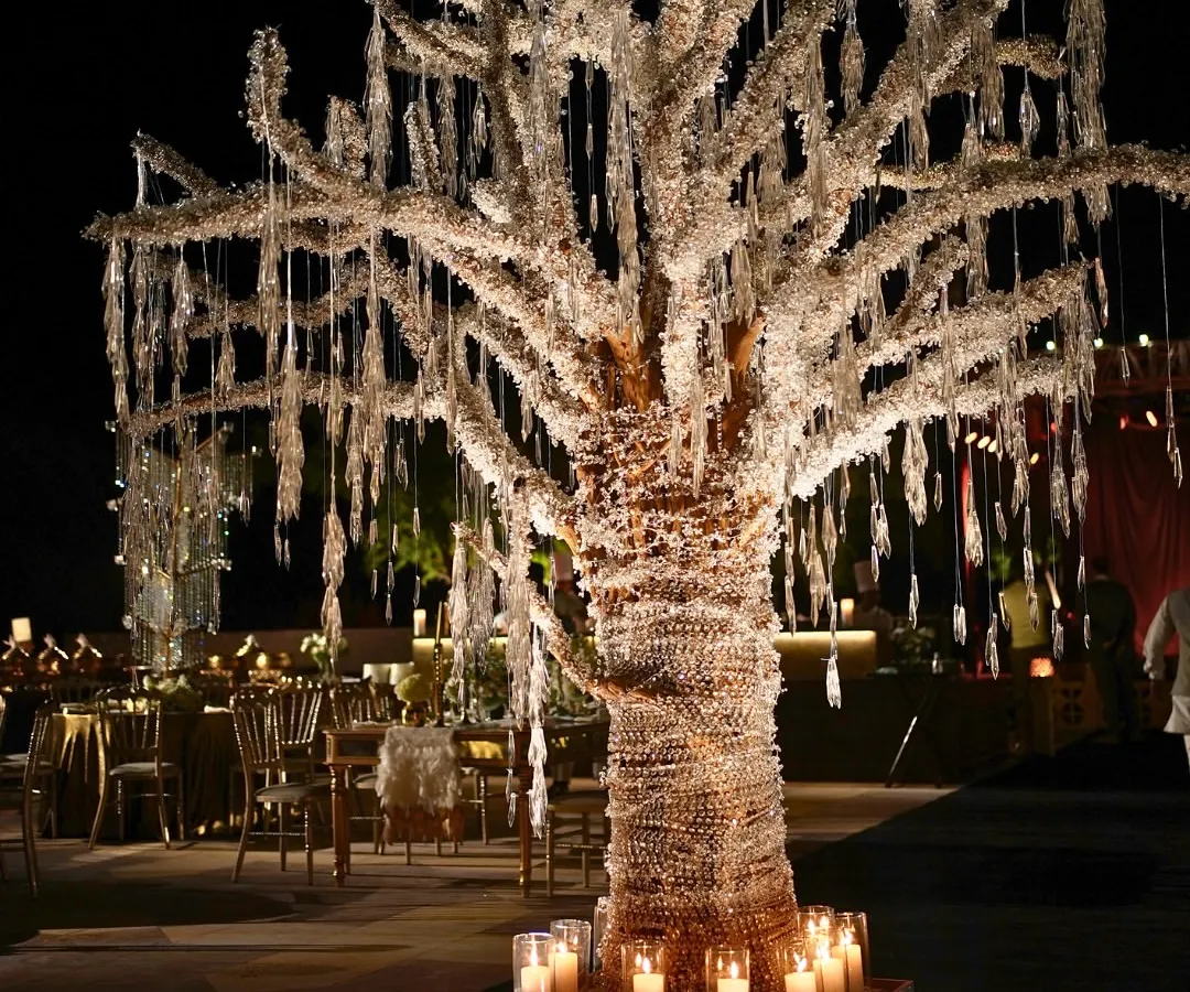 For a Sangeet night inspired by the Roaring '20s, we designed this magnificent crystal tree as a centerpiece. It shimmered under the desert sky in Jaisalmer, reflecting the glamour and unbridled revelry of the Gatsby era.