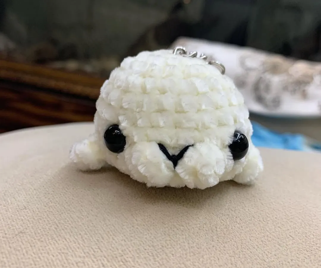 Here’s a close-up of my no-sew seal keychain, made with a soft, textured yarn. I designed this pattern to be simple, so you can make this adorable friend without any fussy sewing.