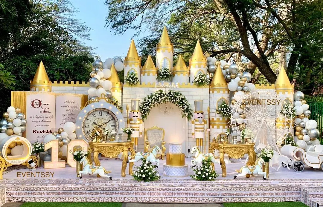 For this royal prince theme, I designed a magnificent castle stage, featuring golden turrets, nutcracker props, and elegant white floral arrangements to create a truly regal atmosphere.