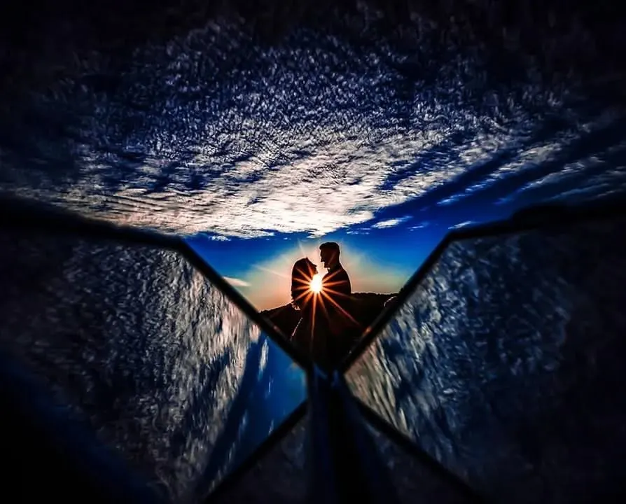 I always look for a unique point of view. Using reflections, I framed this couple against the sunset to create a surreal, dreamlike silhouette. This artistic pre-wedding photography technique turns a simple moment into a breathtaking memory.