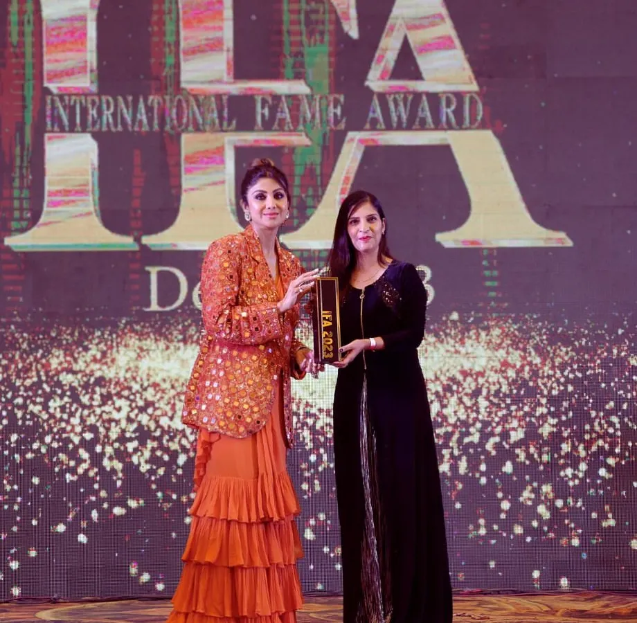 A truly proud moment for our academy, receiving the International Fame Award from the esteemed Bollywood icon, Shilpa Shetty. This recognition as a top hair and makeup academy is a testament to the quality of education and career opportunities we provide to our students.