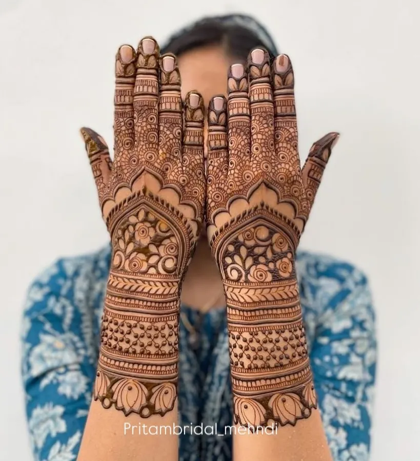 This is the kind of full-coverage bridal mehandi I love to create. Notice the fine lines, the balance between the floral patterns and the detailed jaali work on the fingers. Every part of the design is sharp and clear.