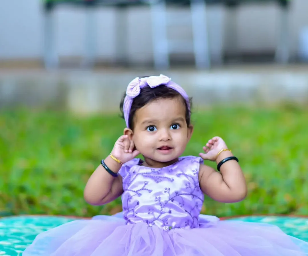 For this outdoor baby portrait, I used soft, natural light to highlight her innocent expression and bright eyes. We create a comfortable space so even the littlest ones feel relaxed enough to show their true personality.