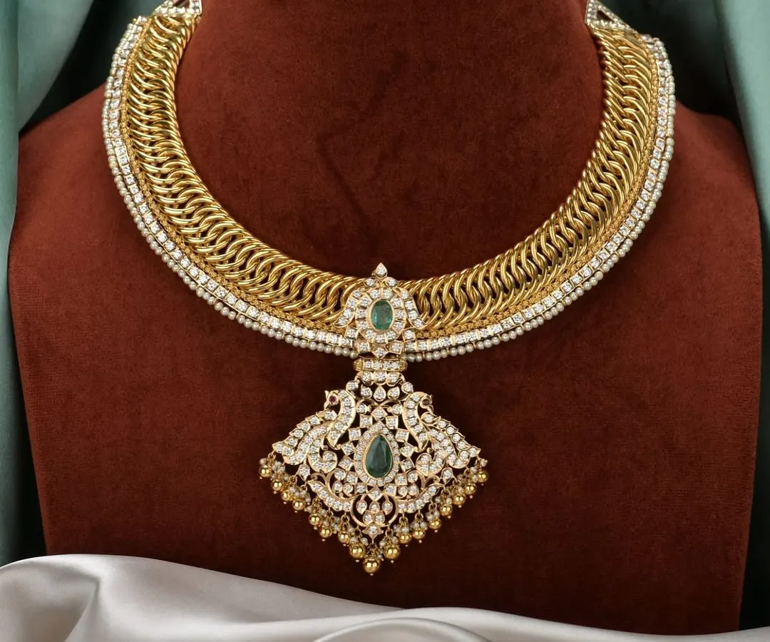 The best of both worlds. This is our stunning gold-plated silver sutarla necklace, featuring an intricate woven design and a grand pendant with emerald and polki-style stones. It gives you the opulent look of gold with the purity of silver.