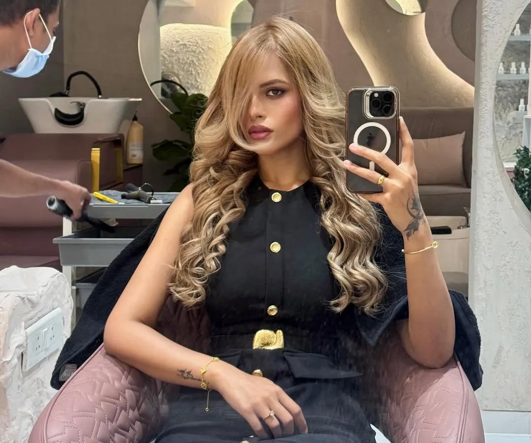That post-styling selfie hits different. 💅 This is the glow-up we live for, creating stunning, voluminous curls that make you feel on top of the world. Ready for your close-up?