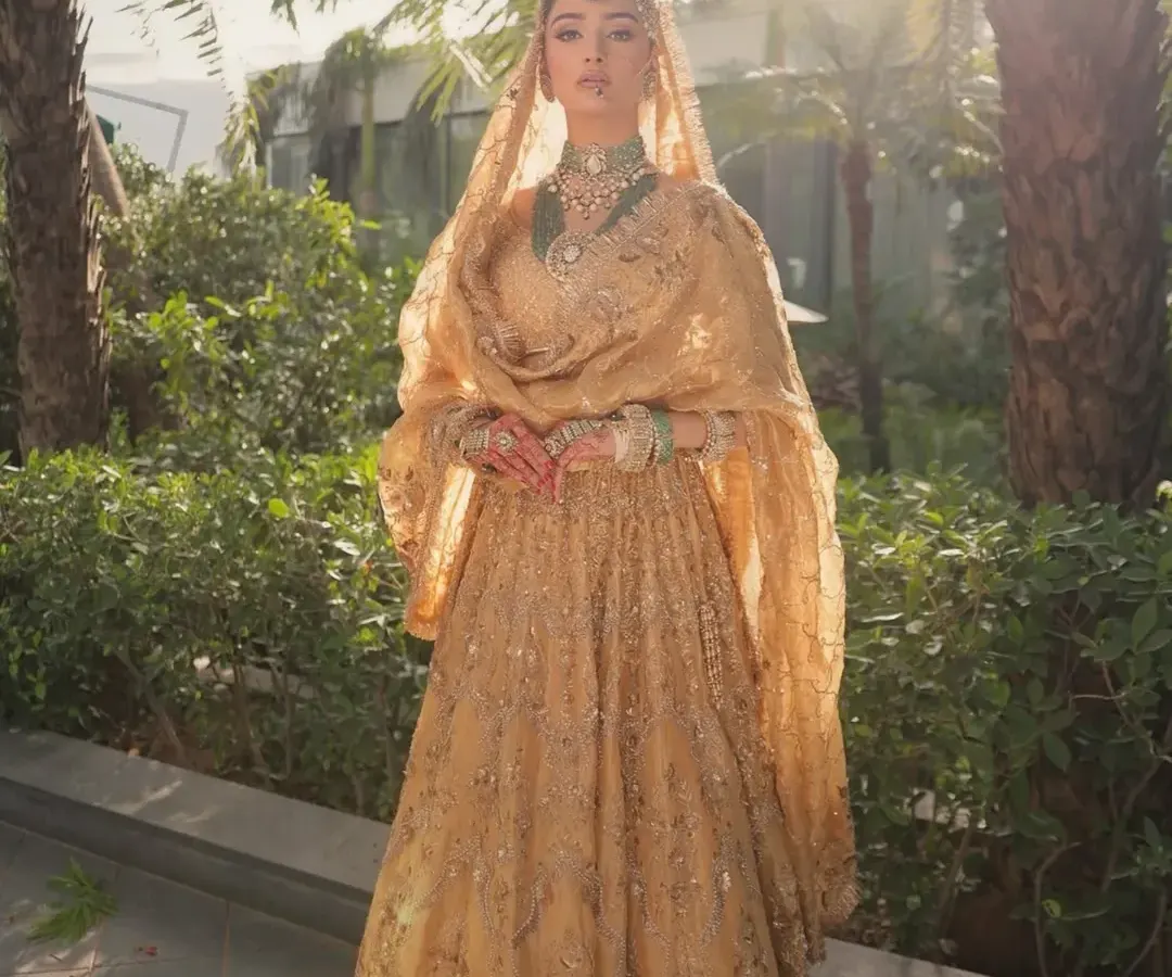 Bathed in golden light, this bride embodies pure royalty. I believe in creating looks that are not just beautiful but also timeless, using rich fabrics and heritage jewelry to craft an unforgettable bridal vision. This is tradition wrapped in luxury. 🪷