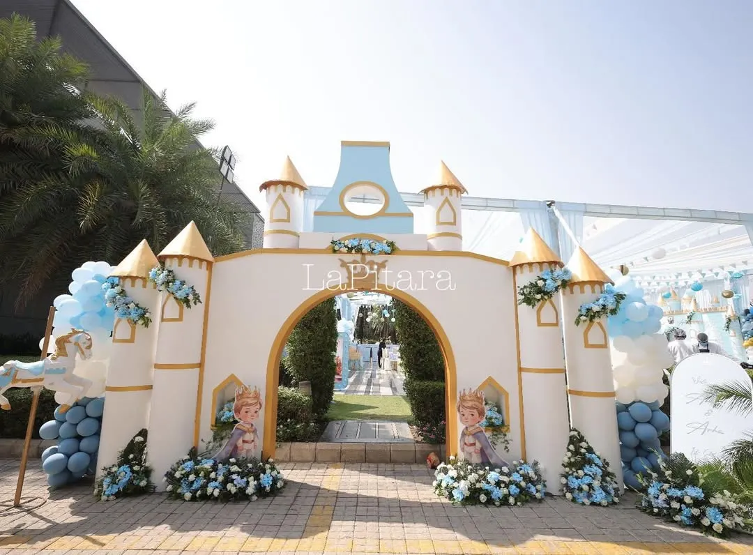 A grand welcome for a little prince. This magnificent castle entrance sets a royal tone from the moment guests arrive, featuring custom-built turrets with golden accents, lush floral arrangements, and elegant balloon garlands. It’s a perfect example of how I bring fairytale visions to life for a truly regal birthday celebration.